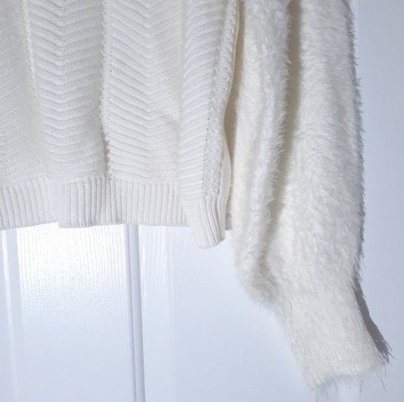 Marc New York  Andrew Marc Ivory knit fuzzy sleeves crew neck sweater, size Med - Picture 6 of 13